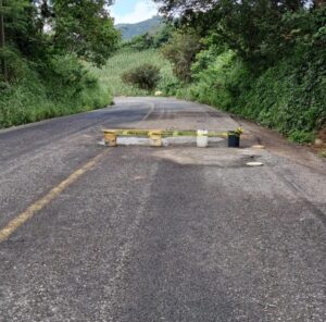 Baches y abandono en la Tierra Colorada–Ayutla-Cruz Grande; choferes exigen rehabilitación