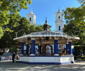 Liberan el kiosco, pero comerciantes permanecen en el zócalo de Chilpancingo