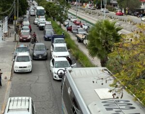 Paralizan maestros la autopista del SOL