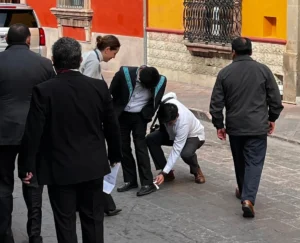 en-cuclillas-y-en-publico-colaboradores-limpian-zapatos-al-ministro-hugo-aguilar_8076af40-962d-492a-ad5b-4c390aff8d57_medialjnimgndimage=fullsize